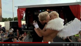Emil Thorup kysser en mand til Pride 2012
